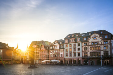 Germany, Rhineland-Palatinate, Mainz, Old town, Cathedral Square against the sun - PUF00923