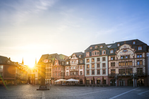 Deutschland, Rheinland-Pfalz, Mainz, Altstadt, Domplatz gegen die Sonne - PUF00923