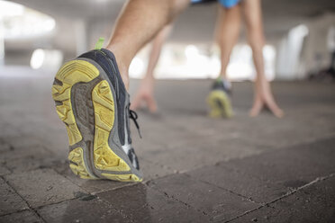 Schuh des sportlichen Mannes beim Strecken - ZEF14834