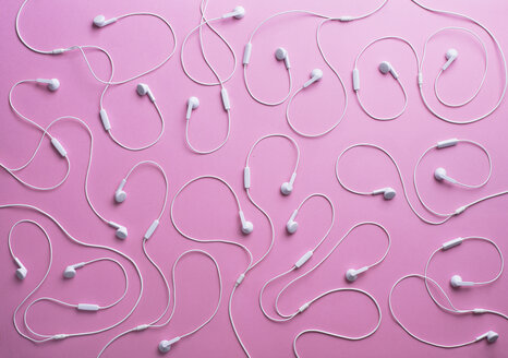 Weiße Kopfhörer auf rosa Hintergrund, 3D Rendering - DRBF00033