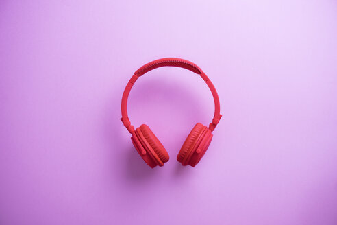 Kabellose rote Kopfhörer auf rosa Hintergrund - DRBF00034