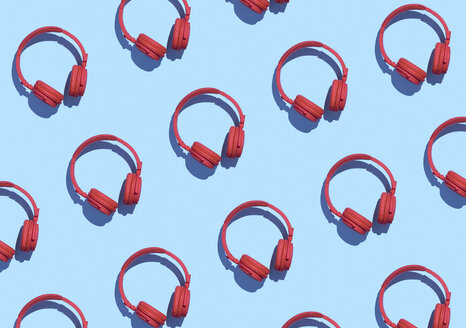 Sammlung von roten drahtlosen Kopfhörern auf hellblauem Hintergrund, 3D-Rendering - DRBF00036
