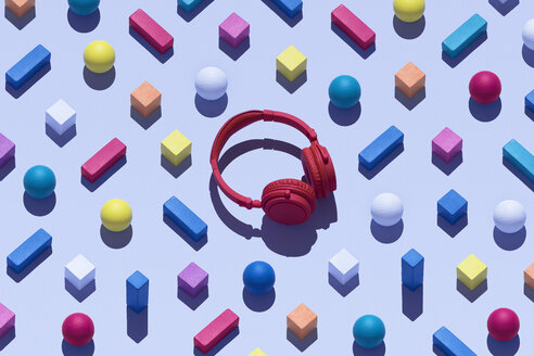 Rote kabellose Kopfhörer, umgeben von geometrischen Formen, 3D-Rendering - DRBF00039