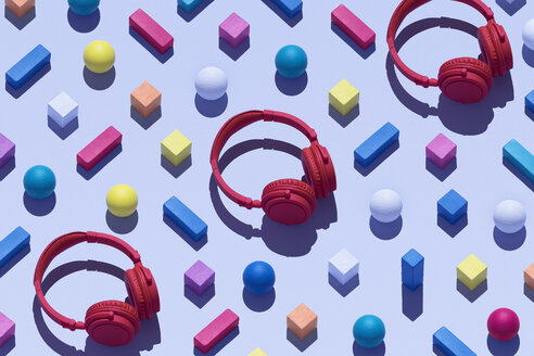 Drei rote kabellose Kopfhörer, umgeben von geometrischen Formen, 3D-Rendering - DRBF00040