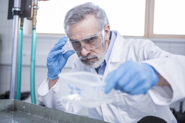 Scientist working in rain lab - WESTF23723