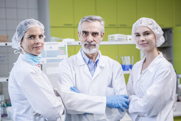 Portrait of three confident scientists in lab - WESTF23749