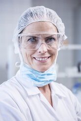 Porträt eines lächelnden Wissenschaftlers im Labor - WESTF23750