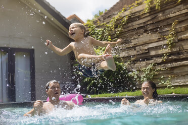 Eine glückliche Familie hat Spaß im Schwimmbad - KNTF00931