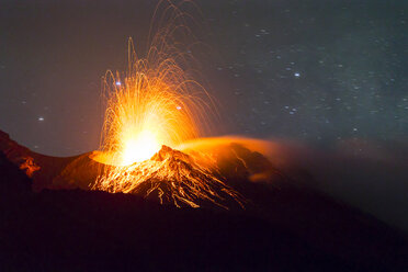 Italien, Äolische Inseln, Stromboli, Vulkanausbruch vor Nachthimmel Hintergrund, Lavabomben - THGF00028