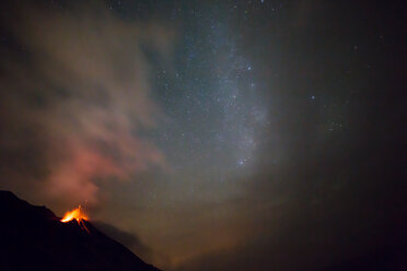 Italien, Äolische Inseln, Stromboli, Vulkanausbruch vor Nachthimmel und Milchstraßenhintergrund, Lavabomben - THGF00029