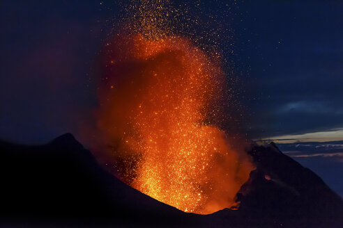 Italy, Aeolian Islands, Stromboli, volcanic eruption before night sky background, lava bombs - THGF00033