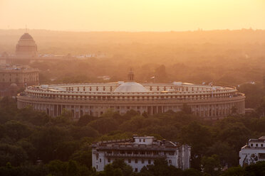 Indien, Delhi, Neu-Delhi, Parlamentsgebäude bei Sonnenuntergang, Umweltverschmutzung, Smog - NDF00688