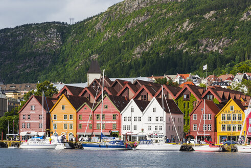 Norway, Hanseviertel Bryggen, harbour with colorful houses - CSTF01491