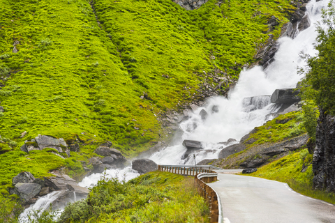 Norwegen, Hedmark, Tufsindalen-Tal, Straße, Wasserfall, lizenzfreies Stockfoto