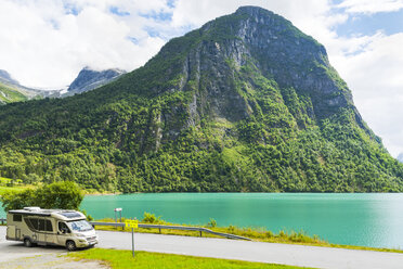 Norwegen, Sogn og Fjordane, See Oldevatnet, Wohnmobil an der Straße - CSTF01499