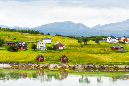 Norwegen, Nordland, Vestvagoey, Insel Lofoten, Häuser an der Küste - CSTF01504