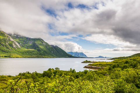 Norwegen, Nordland, Vestvagoey, Insel Lofoten, Blick auf die Küste, lizenzfreies Stockfoto