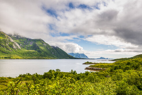 Norwegen, Nordland, Vestvagoey, Insel Lofoten, Blick auf die Küste - CSTF01505