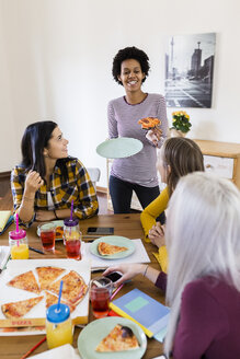 Gruppe junger Frauen, die zu Hause lernen und Pizza essen - GIOF03403