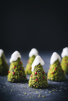 Chocolate cake, christmas tree shaped, decorated with pistachio and icing - HESF00003