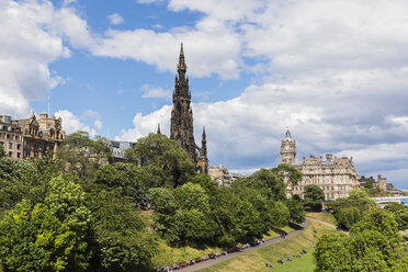 Großbritannien, Schottland, Edinburgh, Scott Monument, Princes Street Gardens und das Balmoral Hotel - FOF09551