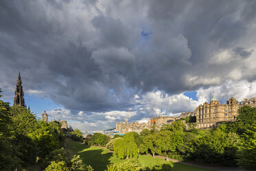 Großbritannien, Schottland, Edinburgh, Scott Monument, Park Princes Street Gardens, The Balmoral Hotel, Museum on the Mound Edinburgh und Lloyds Banking Group Head Office - FOF09554