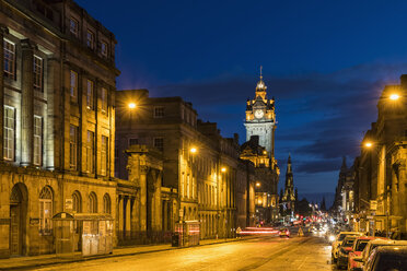 Großbritannien, Schottland, Edinburgh, Waterloo PIace Street und The Balmoral Hotel zur blauen Stunde - FOF09555