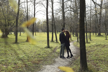 Verliebtes Paar im Wald im Herbst - FCF01315