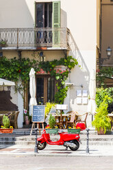 Italien, Lombardei, Brescia, Motorroller vor einem Cafe - CSTF01513