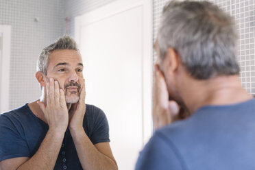 Älterer Mann schaut in den Badezimmerspiegel - ALBF00269