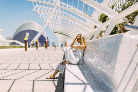 Spanien, Valencia, Ciudad de las Artes y de Las Ciencias, Frau mit Smartphone, lizenzfreies Stockfoto