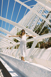 Spanien, Valencia, Ciudad de las Artes y de Las Ciencias, Frau beim Balancieren im L'Umbracle - JPF00291