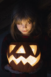 Porträt eines Mädchens mit beleuchteter Jack O'Lantern an Halloween - ALBF00312