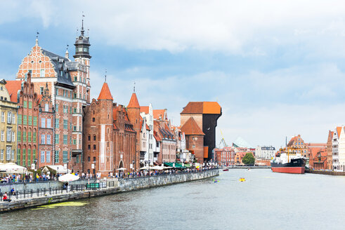 Polen, Pommern, Danzig, Kranich-Tor, Museumsschiff und Häuser am Fluss Motlawa - CSTF01528