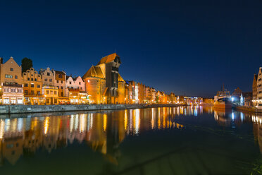 Polen, Pommern, Danzig, Promenade mit Krantor und Marientor, Fluss Motlawa bei Nacht - CSTF01532