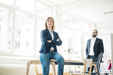 Porträt einer selbstbewussten Geschäftsfrau und eines Mannes im Büro - JOSF01917