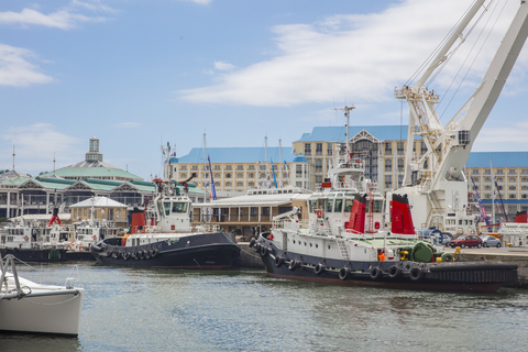 Südafrika, Kapstadt, Schiffe in den Docks am Wasser, lizenzfreies Stockfoto