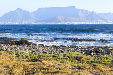 Südafrika, Kapstadt, Robben Island, Strand mit Wellen und Blick auf den Tafelberg - ZEF14854