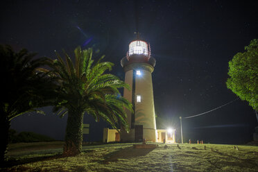 Südafrika, Kapstadt, Robben Island, Leuchtturm bei Nacht - ZE14856