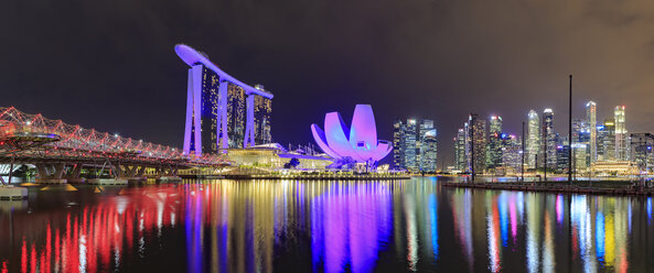 Singapore, Marina Bay view with Marina Bay Sands Hotel and skyline of Singapore town by night - VTF00607