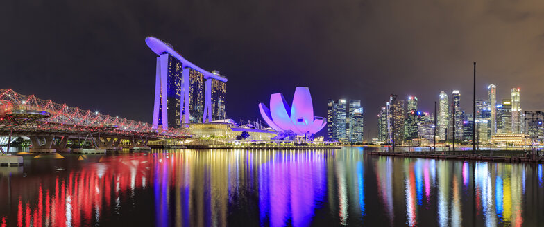 Singapur, Blick auf die Marina Bay mit dem Marina Bay Sands Hotel und der Skyline der Stadt Singapur bei Nacht - VTF00607
