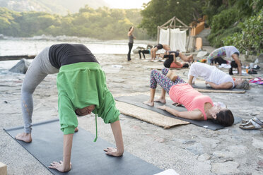 Mexiko, Mismaloya, Yoga-Kurs am Meer - ABAF02185