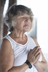 Ältere Frau bei einer Yoga-Übung - ABAF02192