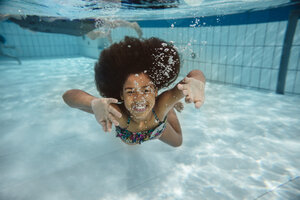 Mädchen schwimmt unter Wasser im Schwimmbad - MFF04167