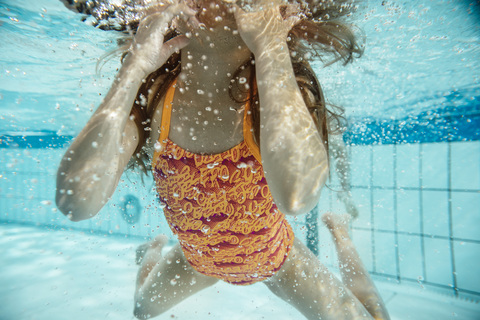 Mädchen unter Wasser im Schwimmbad, lizenzfreies Stockfoto