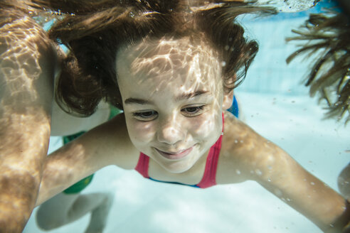 Porträt eines Mädchens unter Wasser im Schwimmbad - MFF04171