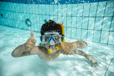 Boy with diving goggles and snorkel under water in swimming pool - MFF04179