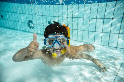 Junge mit Taucherbrille und Schnorchel unter Wasser im Schwimmbad - MFF04179