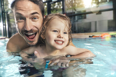 Porträt eines glücklichen Vaters mit Tochter im Hallenbad - MFF04186