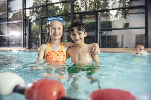 Porträt eines lächelnden Jungen und eines Mädchens im Schwimmbad - MFF04203